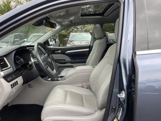 2019 Toyota Highlander SE V6 AWD (Natl) in Oakdale, NY - SecuraCar
