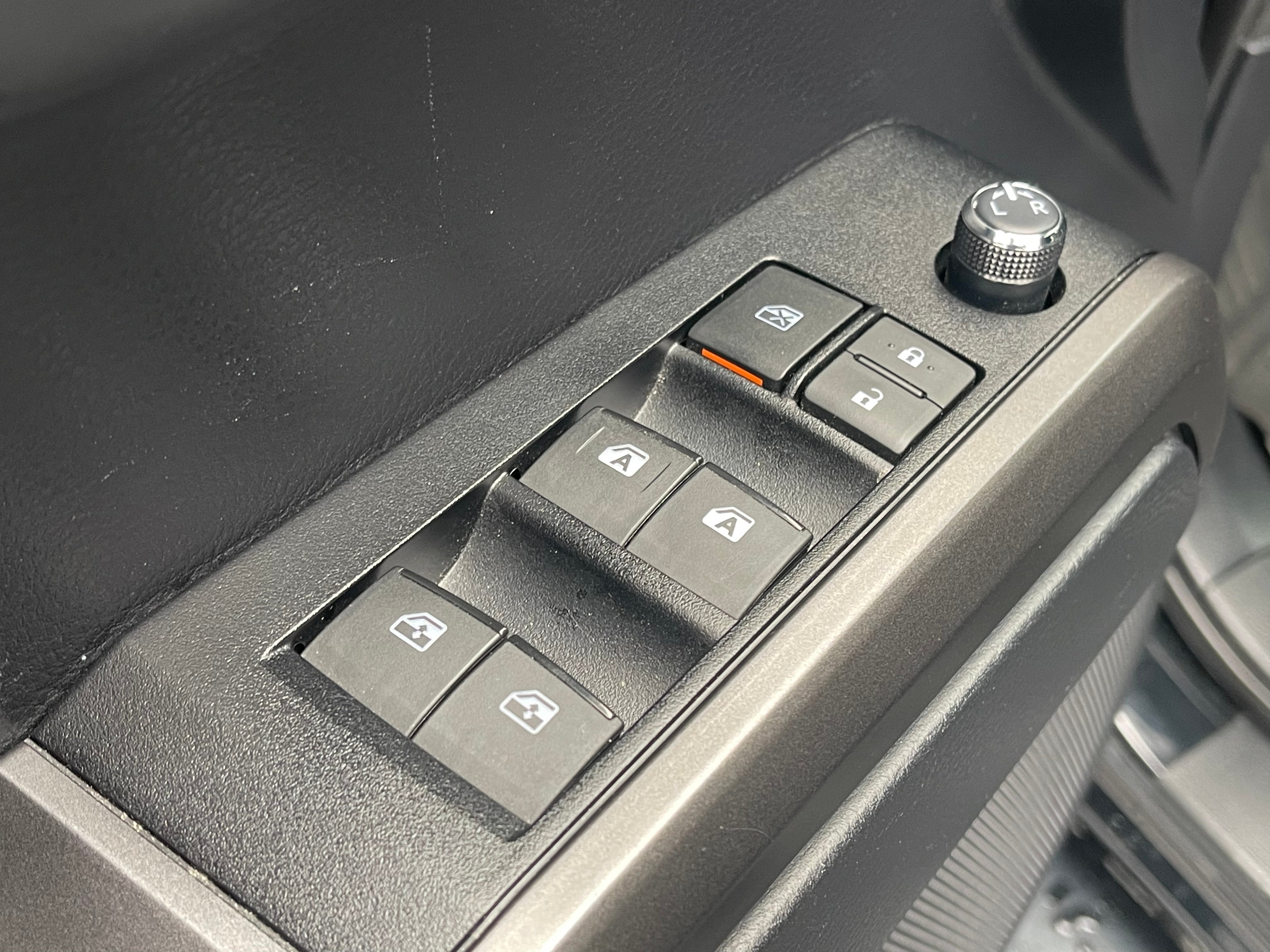 2018 Toyota Tacoma SR Double Cab 5' Bed V6 4x4 AT (Natl)